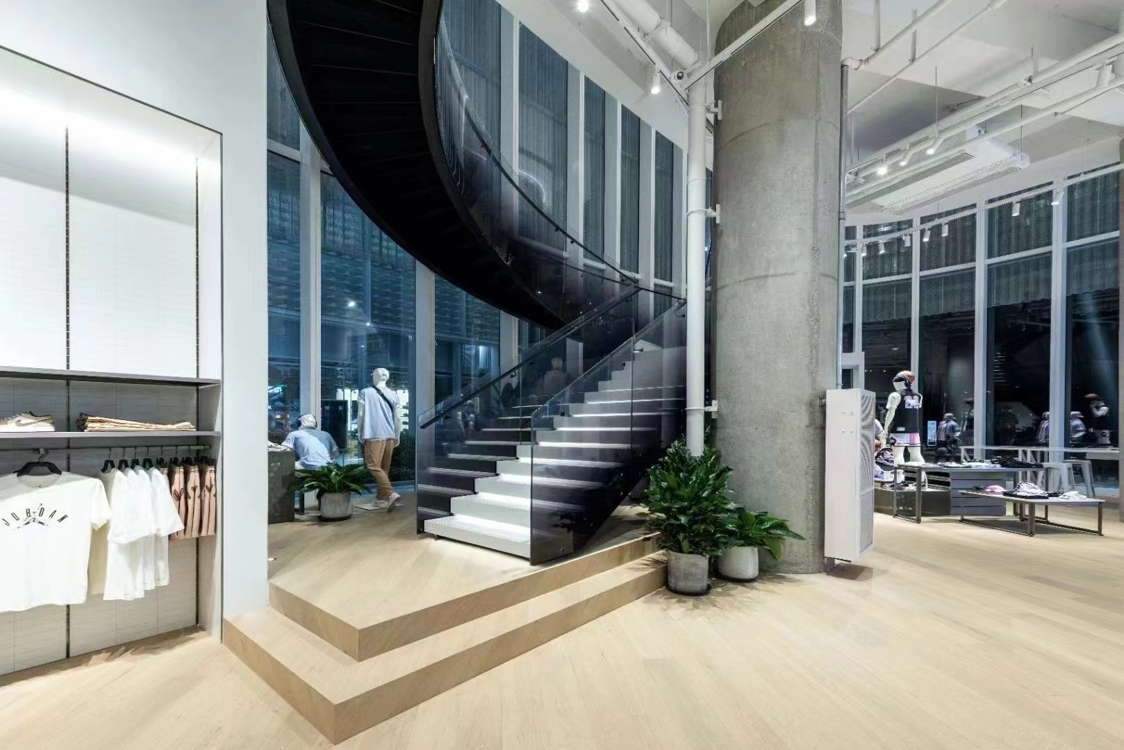 廣州喬丹專賣店(diàn)-鋼結構弧形玻璃樓梯